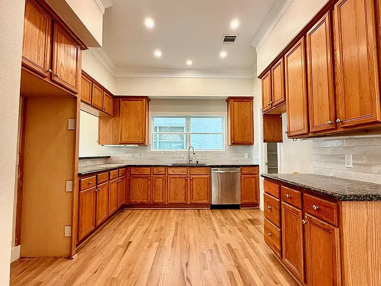 1323 Rosewood St — Photo 4