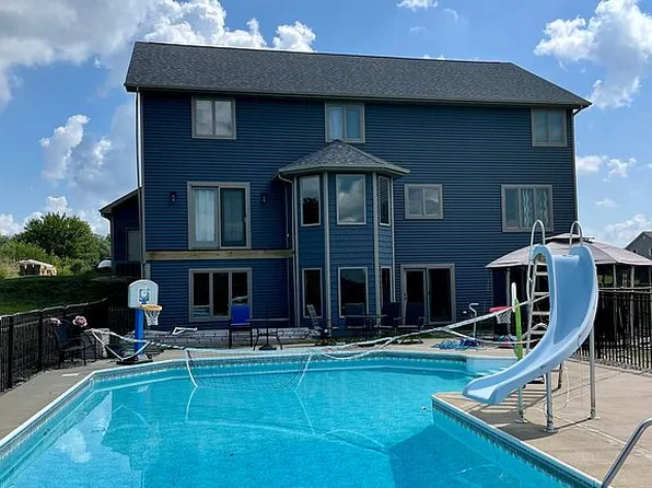 709 Branden Hills Dr, Clinton, IA 52732