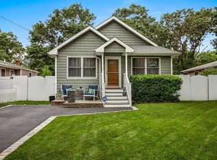 48 Newcomb Trl, Ridge, NY 11961