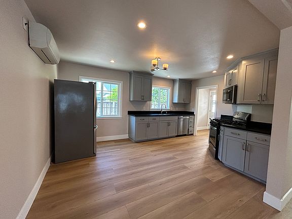 5th image of 820 Jackson St