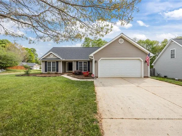 5306 Willow Ridge Dr, Summerfield, NC 27358