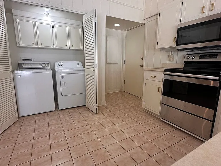 108 E Lee St — Photo 16