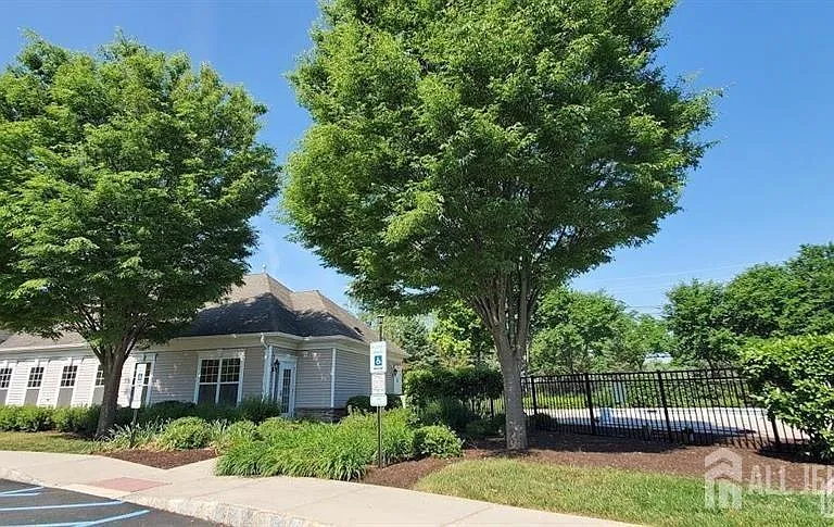 725 Timberlake Dr — Photo 4