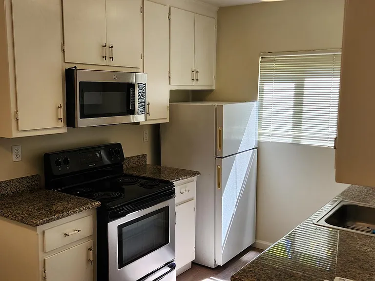 1308 Palos Verdes Dr #6 — Photo 1