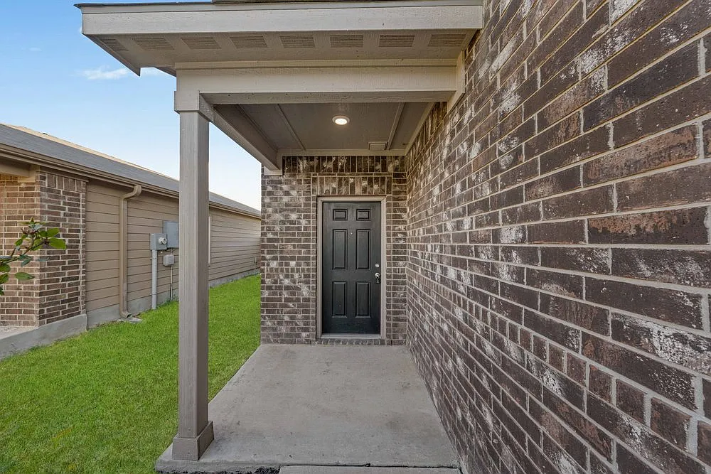 Spacious 3-Bed Townhome with Garage & Fenced Yard in New Braunfels 1,920 Sq Ft! — Photo 3