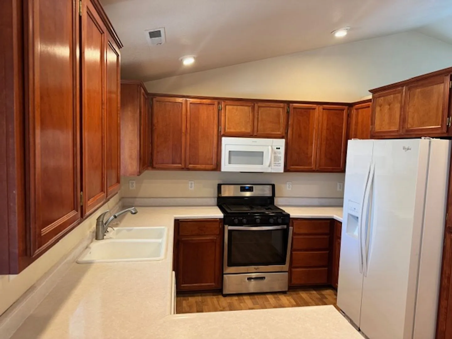 Central Point Single Level Home — Photo 3