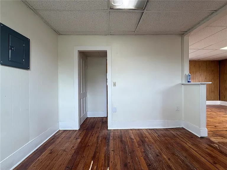 402 E 2nd St — Photo 4