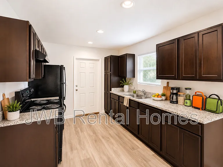 1507 W 6th St — Photo 3
