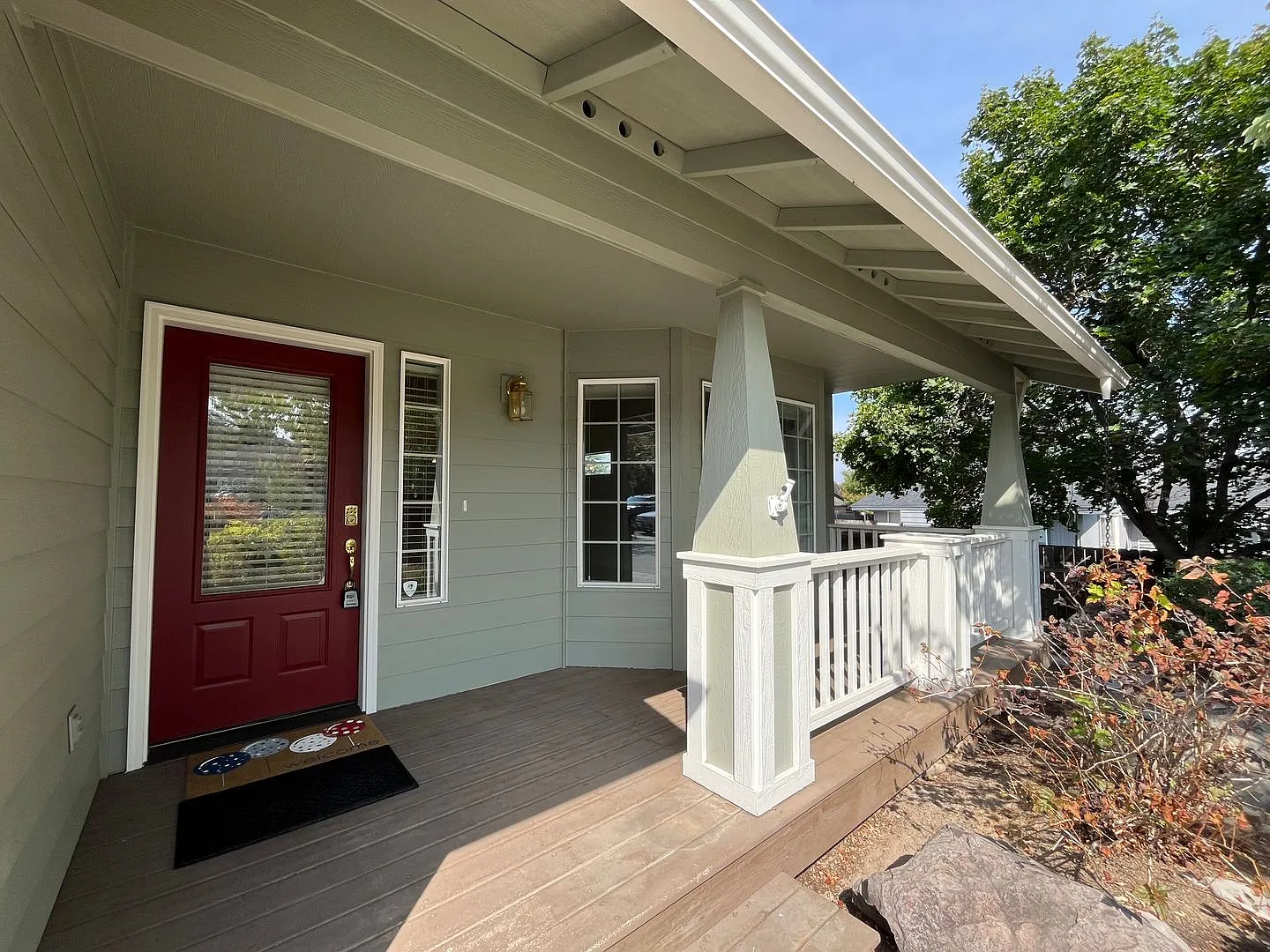 Large Home In Mt View Neighborhood on Cul De Sac — Photo 2