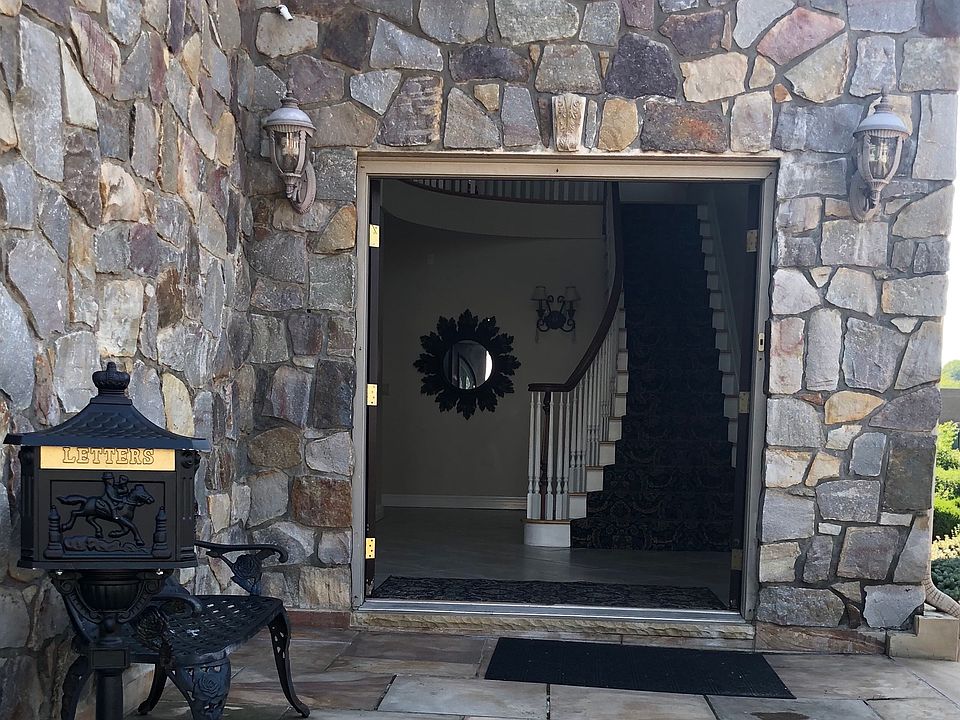 2nd image of 23 Henry St