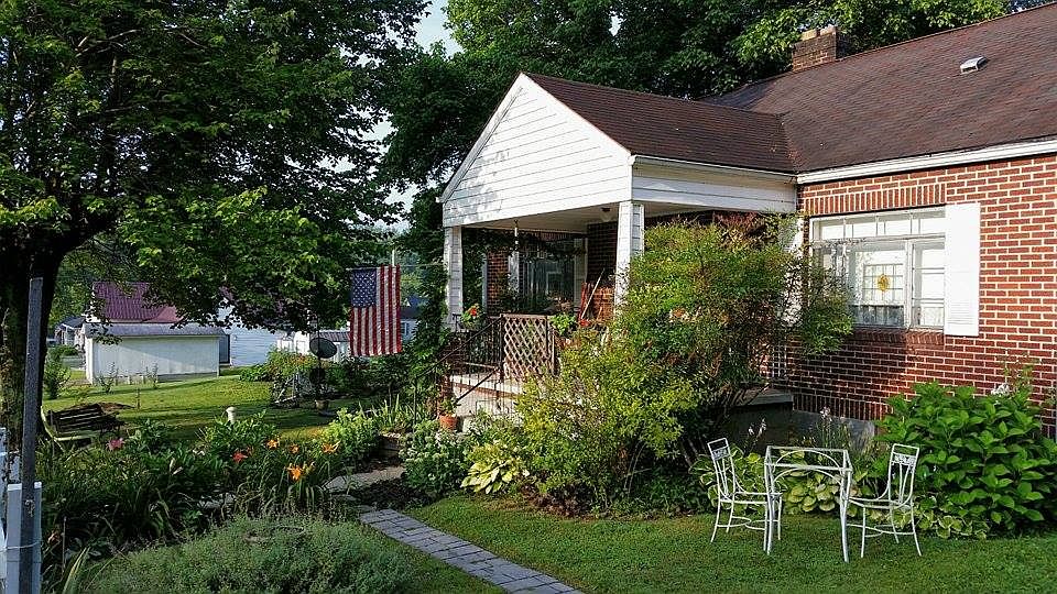 Cottage Style Home 3+BR