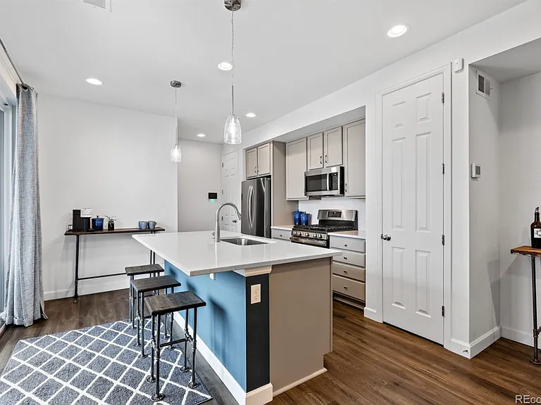 603 S Pitkin Ct — Photo 2