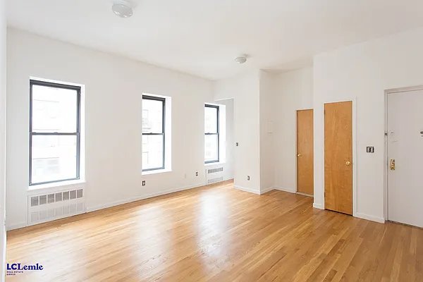 Rented by LC Lemle Real Estate Group | media 18