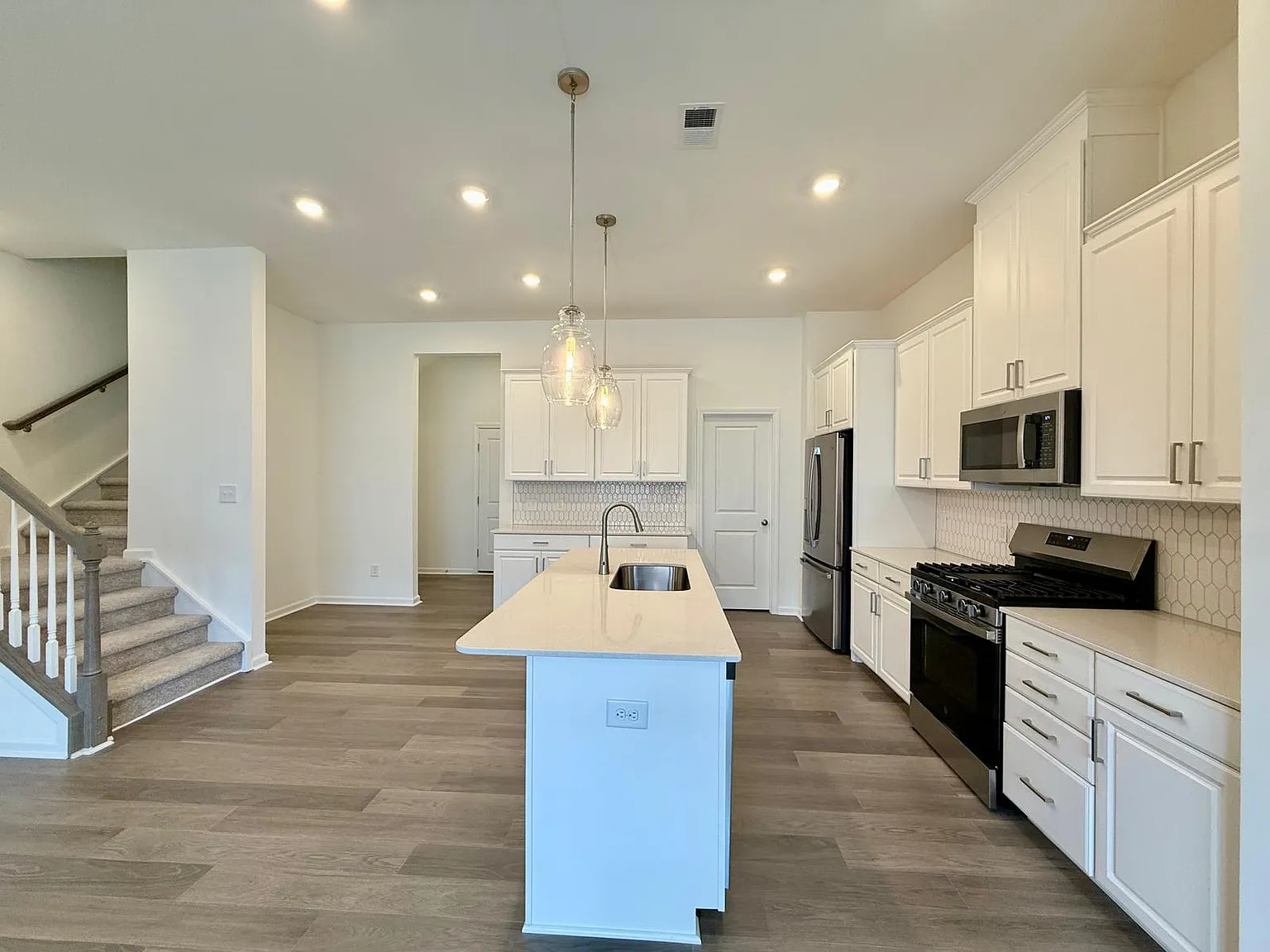 3 bed, 2.5 bath, 2001 sqft, $2,400 — Photo 2