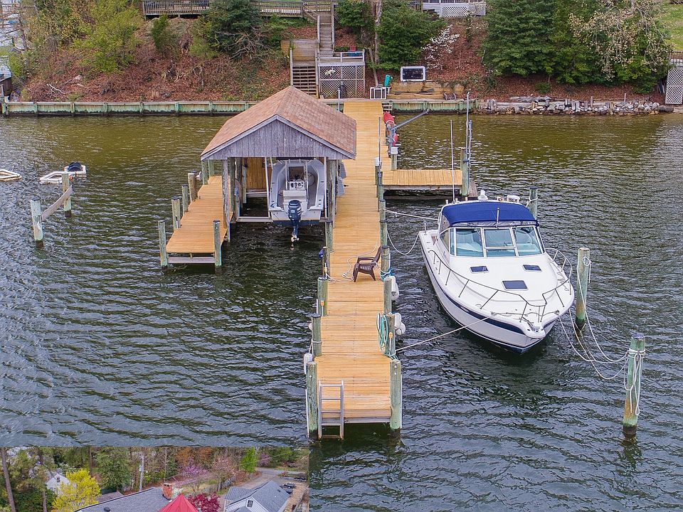 Deep water pier w Boat house