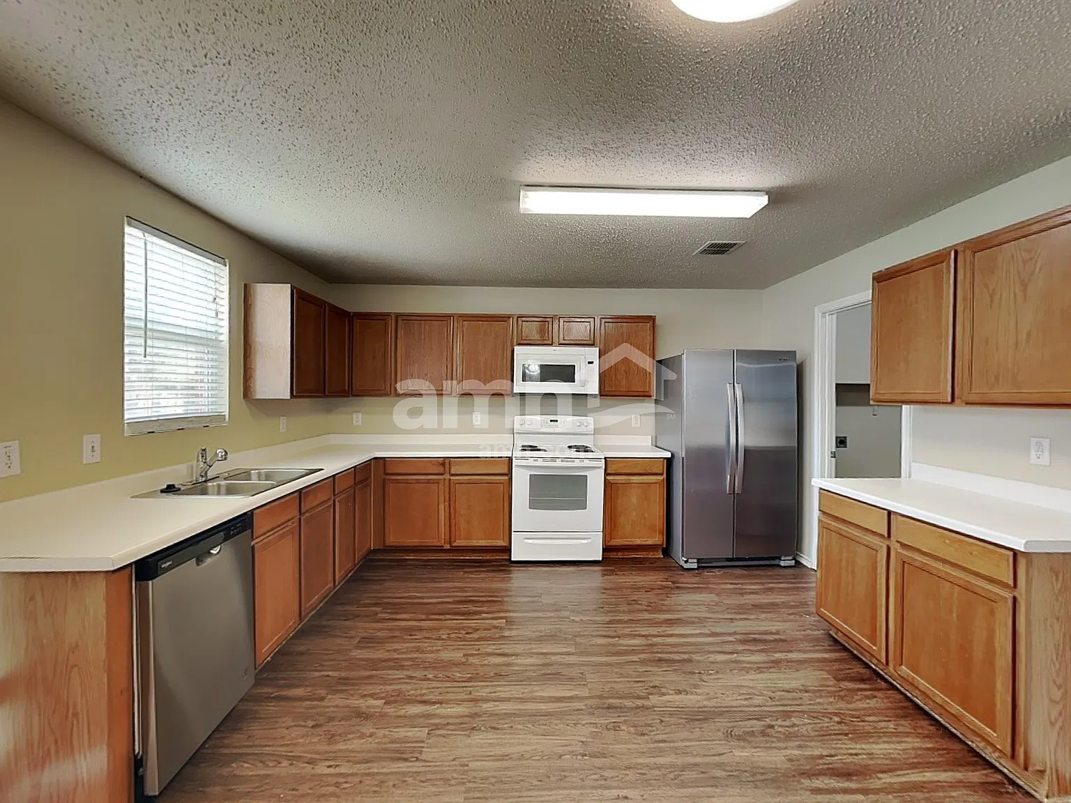 4 bed, 2.0 bath, 2702 sqft, $2,395 — Photo 3
