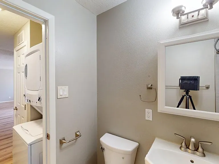 Contemporary, Loaded 2 Bed 2 Bath Apartment on Conchas Park — Photo 30
