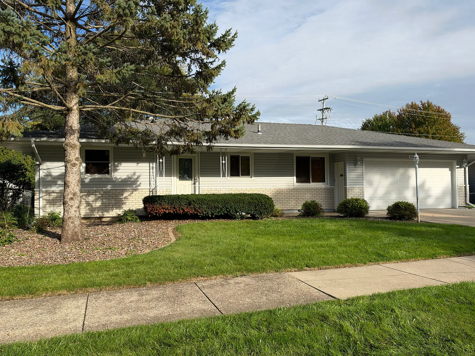 3 bed, 2.5 bath, 1450 sqft, $1,900 — Photo 2
