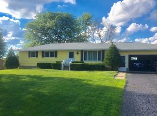 22 Sandbury Dr, Pittsford, NY 14534