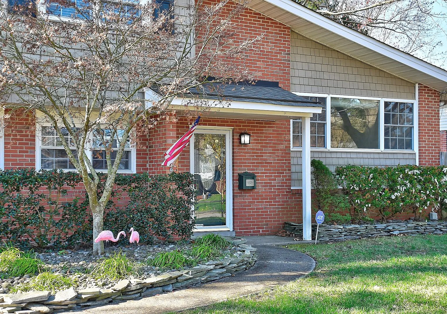 Beautiful 3 bed 2 1/2 bath home located in the heart of Virginia Beach — Photo 2