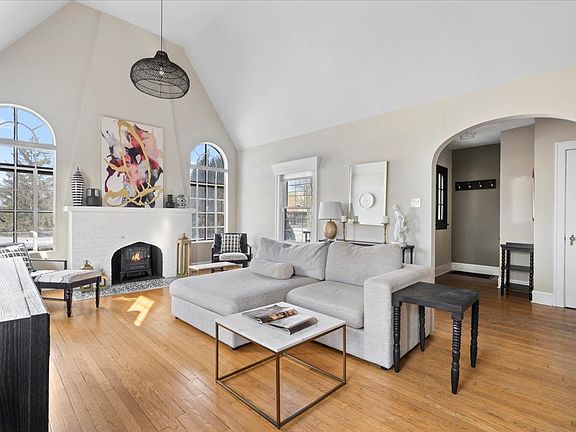 4th image of 330 E Saint Charles Rd