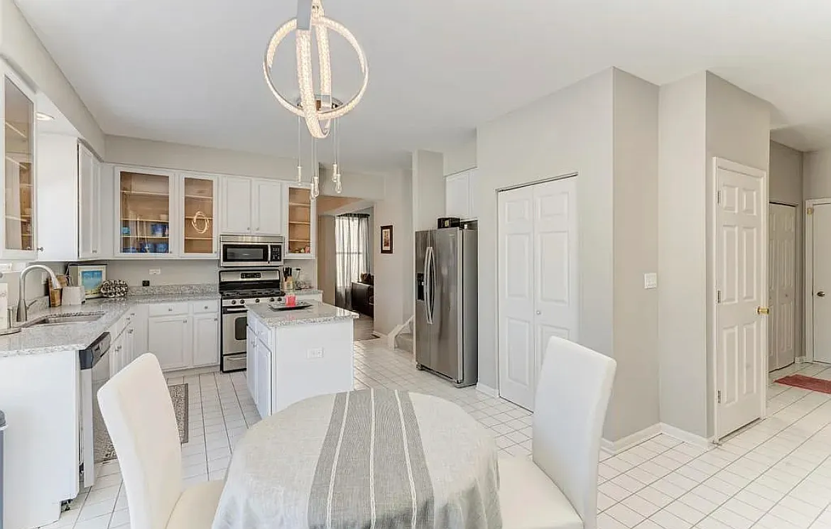 2 bed, 2.5 bath, 2396 sqft, $3,800 — Photo 3