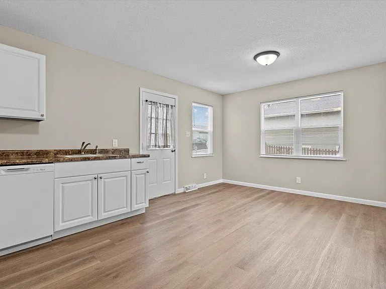 811 Thornton St — Photo 7