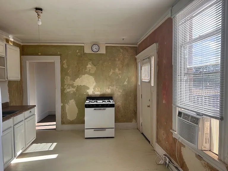 300 E 17th St — Photo 15