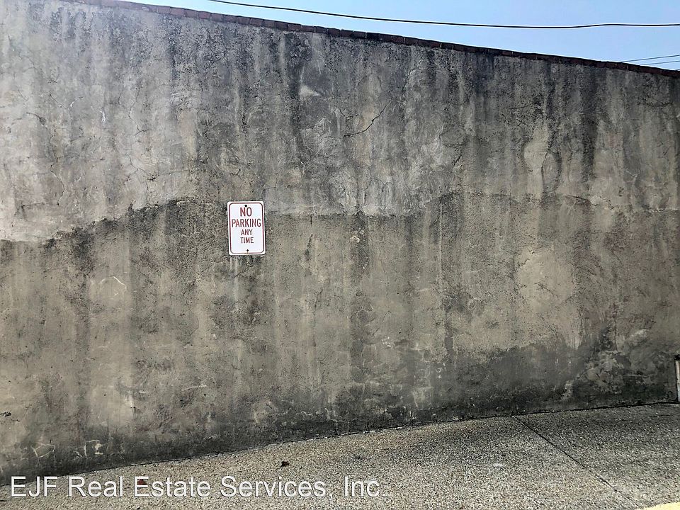 2nd image of 121 C St SE