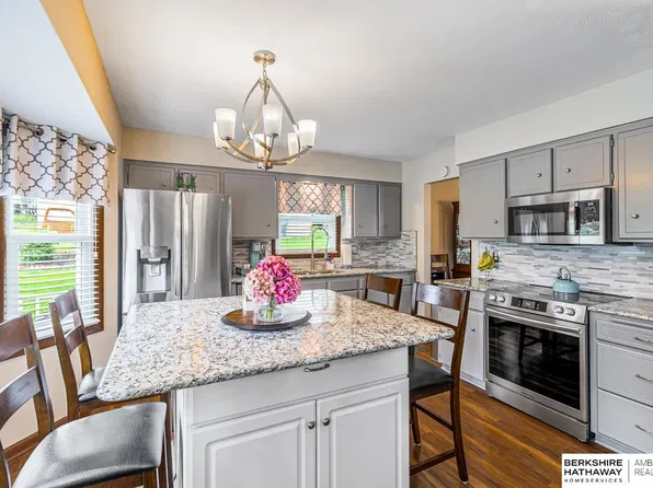 705 Hogan Dr, Papillion, NE 68046