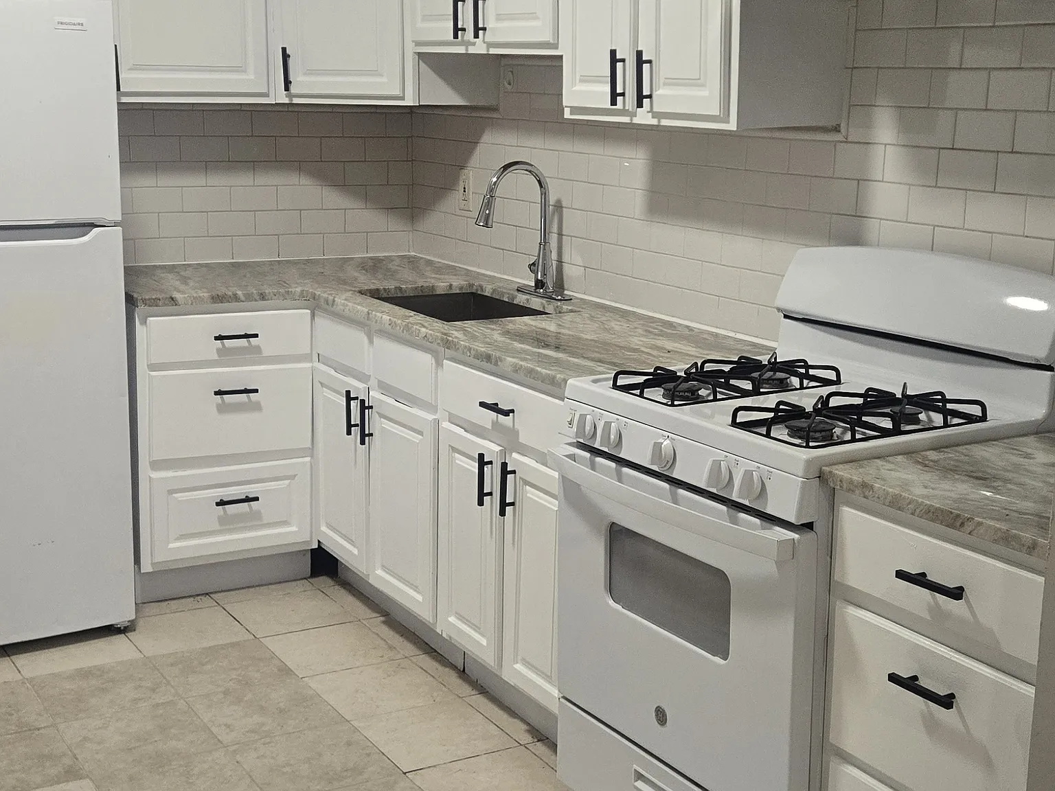 3 bed, 1.5 bath, 1300 sqft, $1,400 — Photo 3