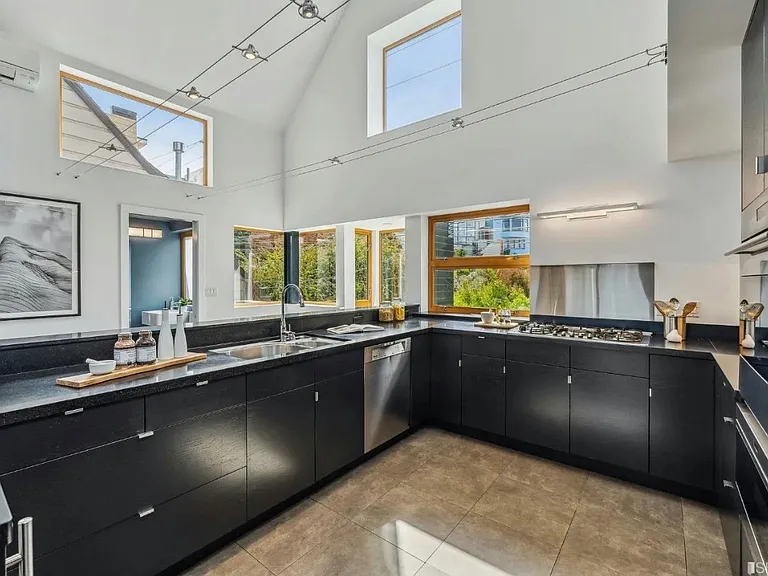 365 Douglass St — Photo 6