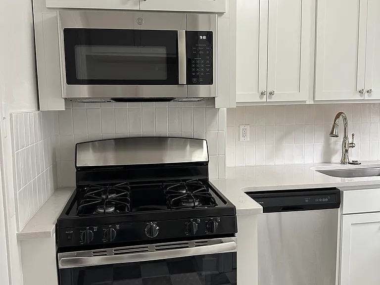 346 W Webster Ave — Photo 3