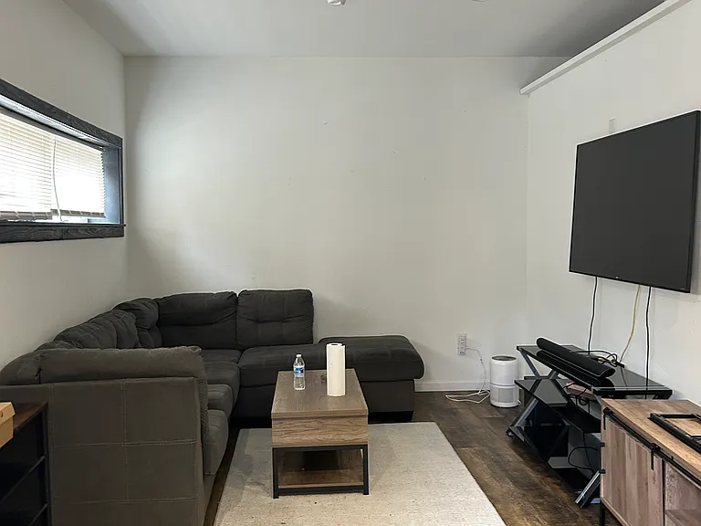 4832 Longshore Ave #1R — Photo 2