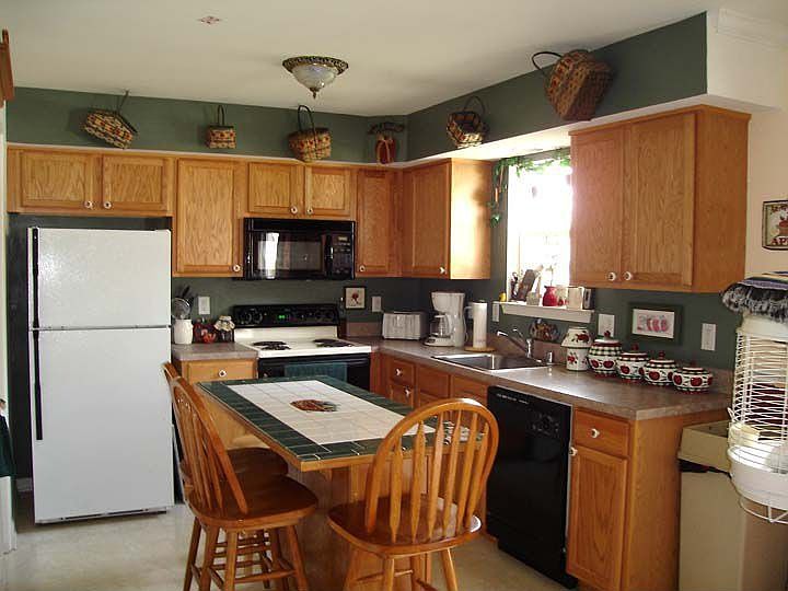 Eat-in Kitchen with bar