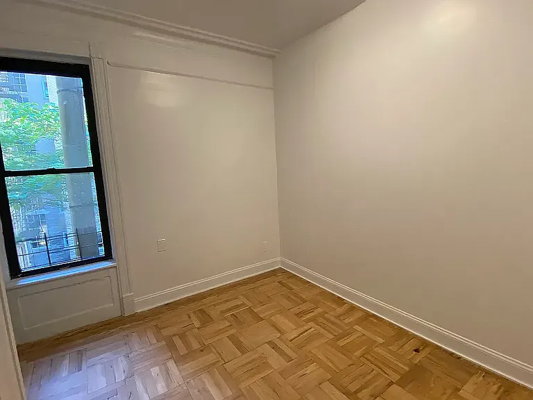 309 W 54th St #3D — Photo 9