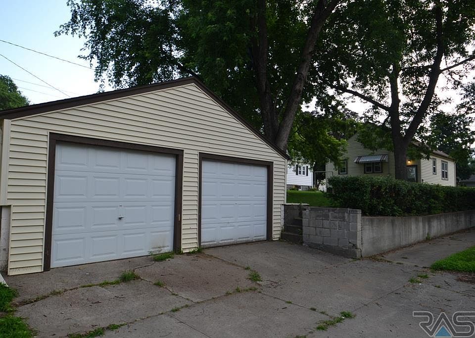 2nd image of 439 S Willow Ave
