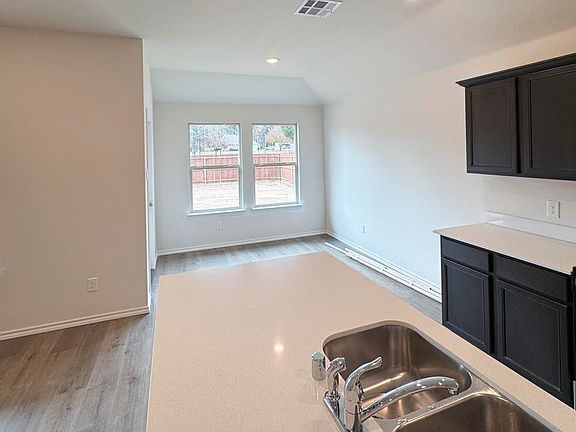 4th image of 102 Parker Oaks Dr