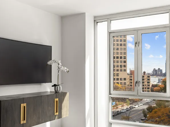 385 First Avenue image 3 of 14