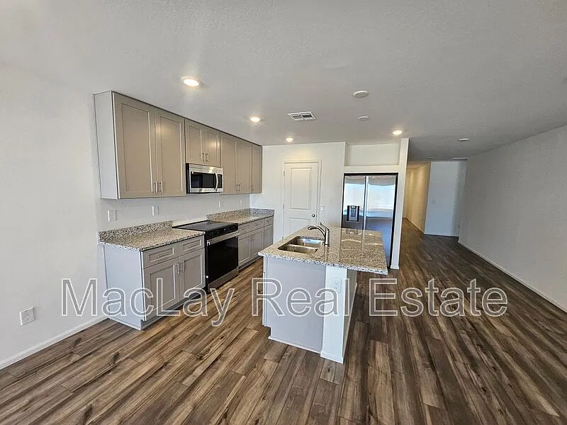 4 bed, 3.0 bath, 1953 sqft, $1,795 — Photo 3