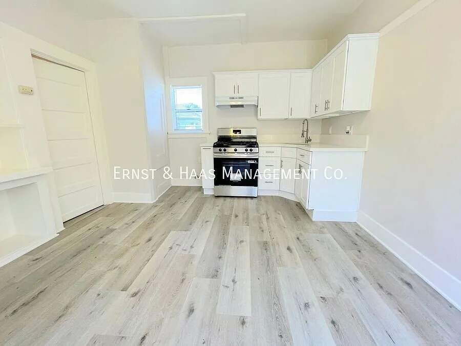 Fantastic Apartment Located in Prime Downtown Location! — Photo 3