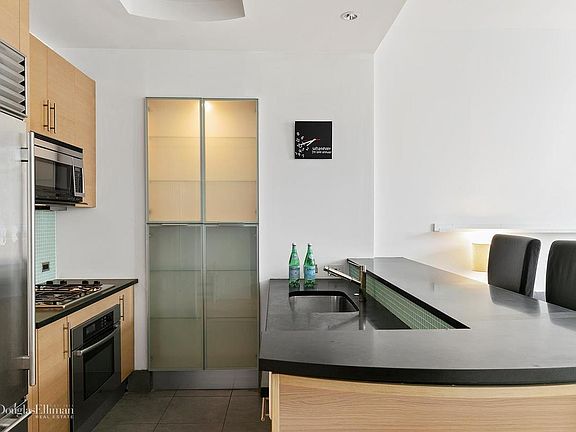 4th image of 325 5th Ave APT 23F