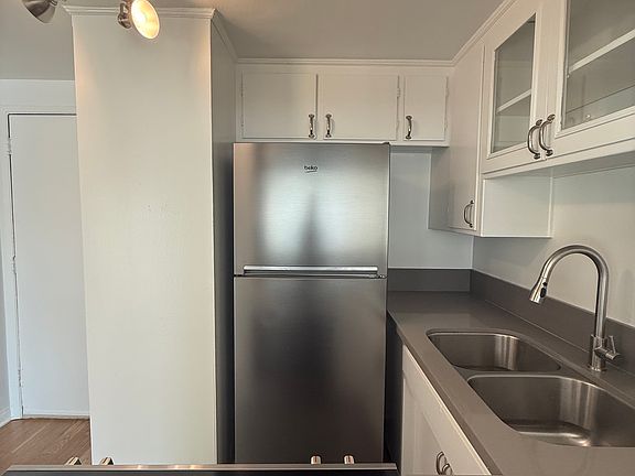 4th image of 1921 Vista Del Mar St #108