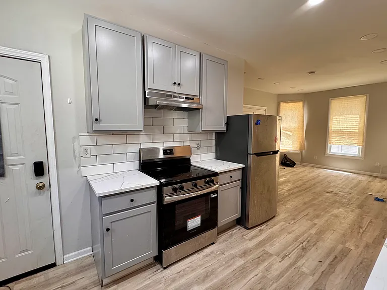834 College Ave — Photo 5