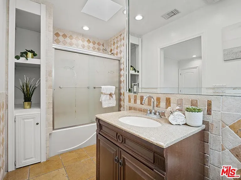 482 S Sherbourne Dr — Photo 15