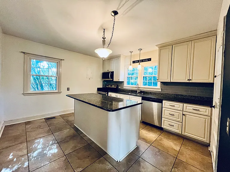 300 Pinecrest Dr — Photo 20