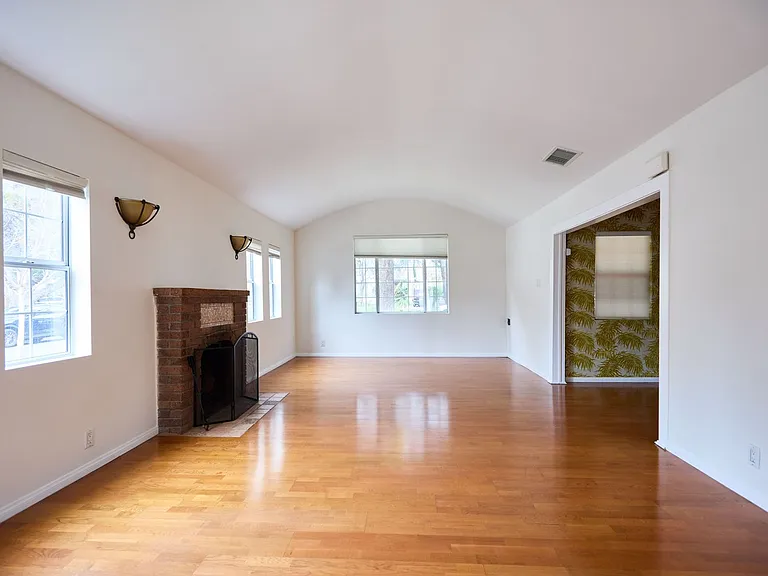 Edenhurst Ave. 3730 -Rentals — Photo 10