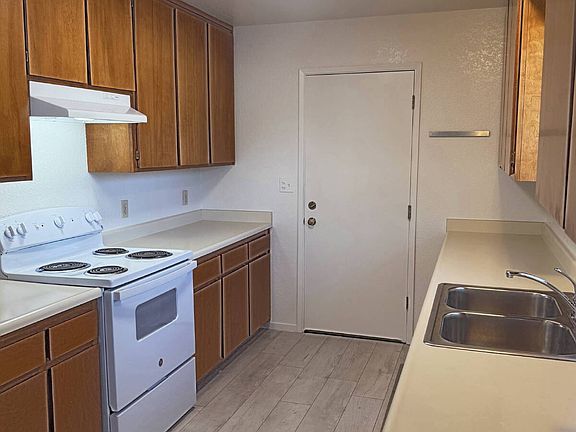 5th image of 249 W Macarthur St
