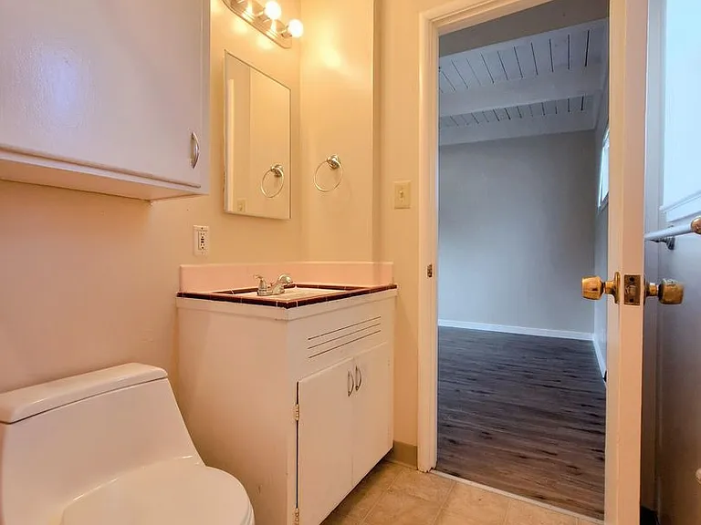 42 S 8th St #6 — Photo 13