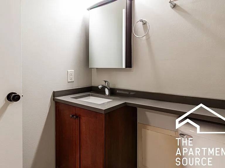 633 W Barry Ave #101 — Photo 7